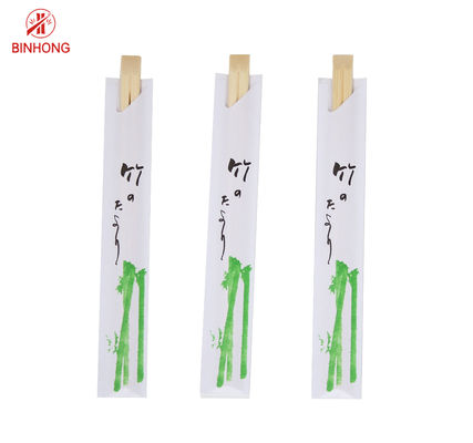 Halbe in Papier eingewickelte 21cm Zwillinge sind Bambusessstäbchen sperrig