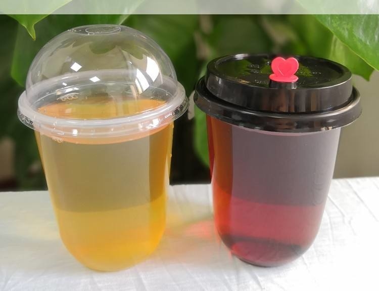 90 Kaliber 360ml Dull Polish Plastic Cups Transparent im Freien bereifte mit Deckeln