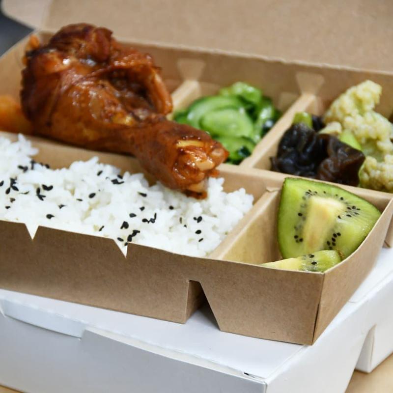 Beste und günstigste 4 Kompartiment Einwegkompartiment Mahlzeitvorbereitungsbehälter Mehrfachgitter Kraftpapier Lunchbox