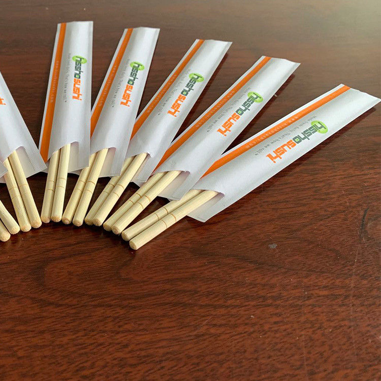 Chinesische japanische Bambuswegwerfessstäbchen mit in Papier eingewickeltem
